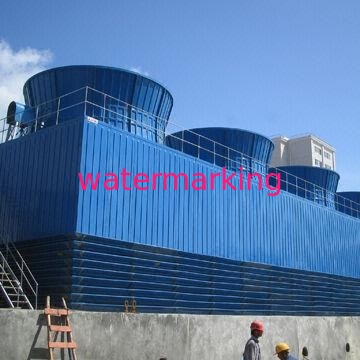 La torre de enfriamiento industrial con flujo contrario, los diversos colores está disponible
